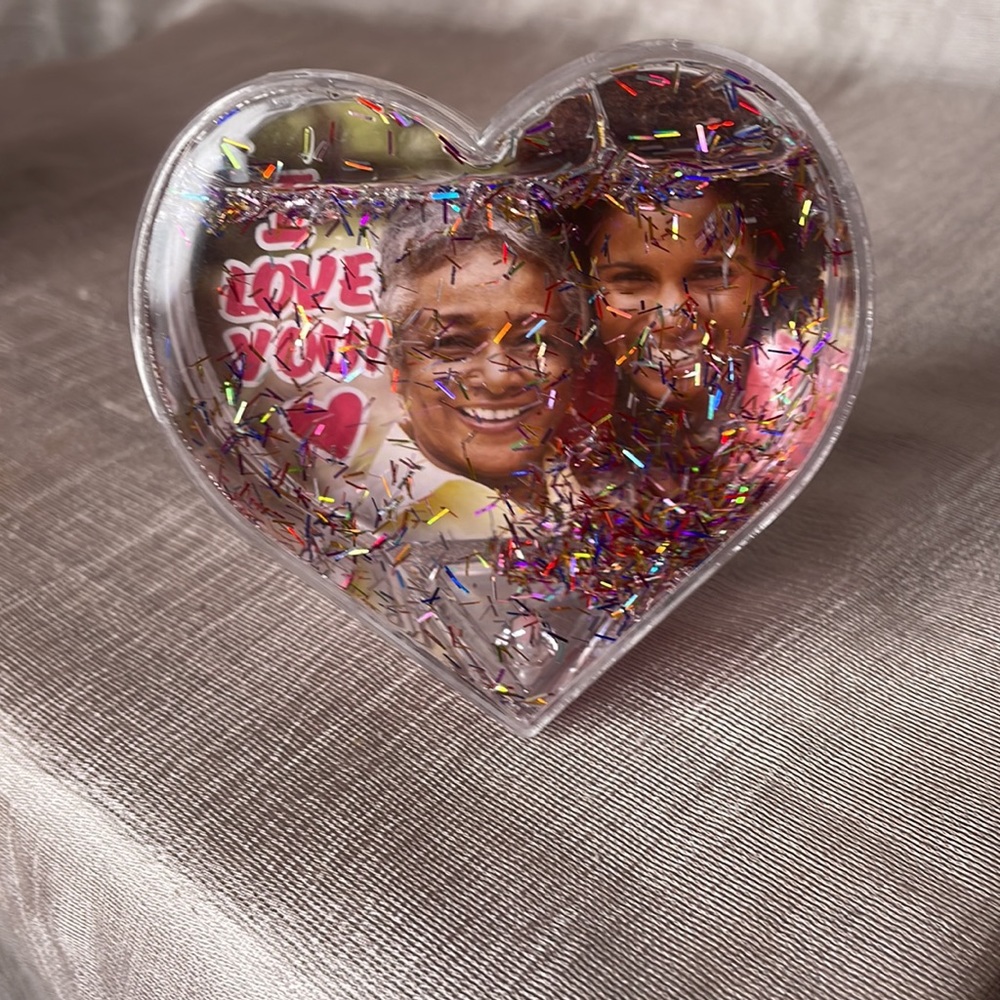 🐼 3/$25 NWT Heart shaped liquid glitter photo frame